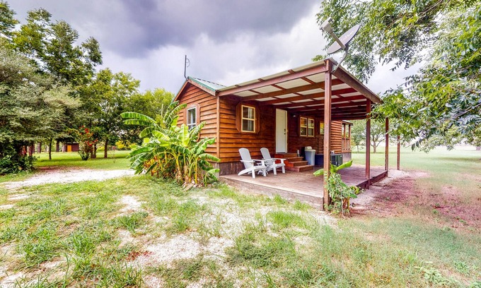 Waller Cabina | Cedar Cabin with Pretty Pond, Beach, Swimming Deck & Tropical Hut/Bar