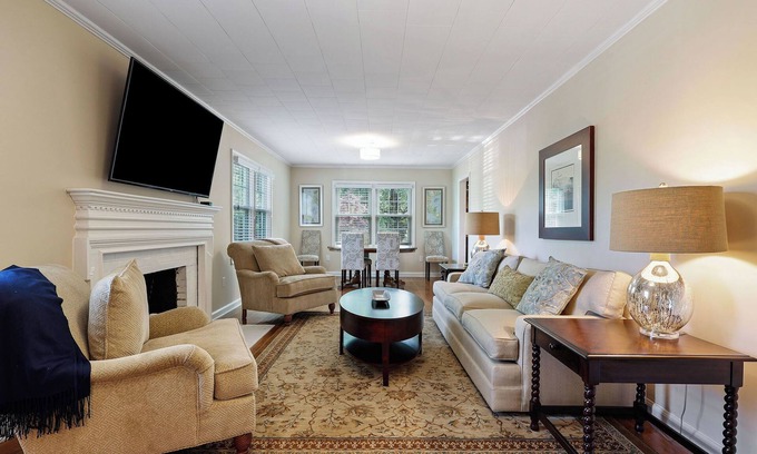 Guntersville Casa | Cedar Cottage at Lake Guntersville Located a block from boat launch and park