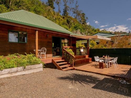 Tairua Casa | Cedar Cottage - Tairua Holiday Home