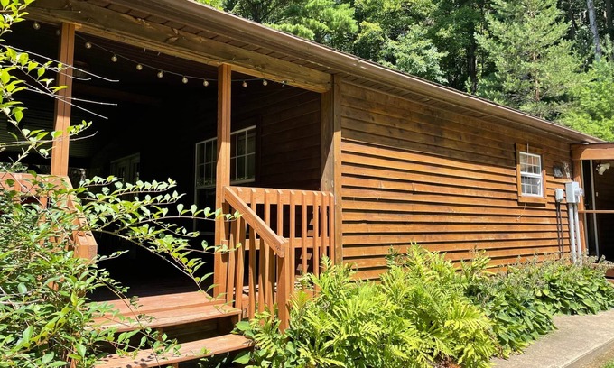 Loudonville Casa | Cedar Cottage - Secluded Cottage with Hot Tub