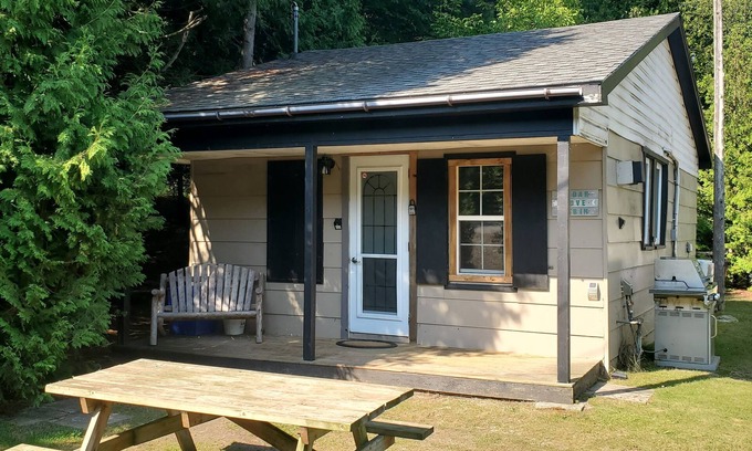 Sauble Beach Cabaña | Cedar Cove Cabin -51 Pasos a la mundialmente conocida Sauble Beach