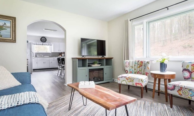 Greilickville Casa | Cedar Creek Cottage - Idyllic Setting and Dog Friendly!