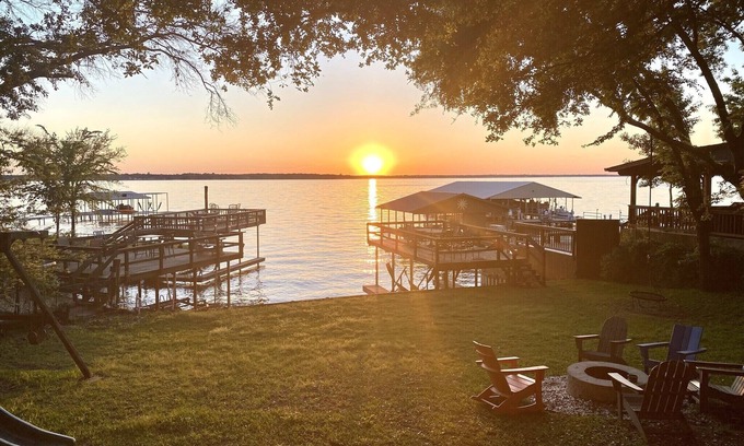 Leisure Land Casa | Cedar Creek Lake! Cantón, gran patio cercado, WIFI, kayaks, columpios, capacidad para 11.
