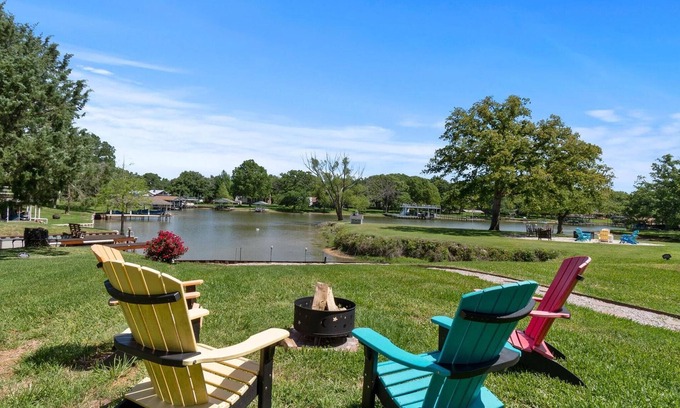 Tool Casa | Cedar Creek Lake Waterfront Rental & Retreat — with Kayak, Fishing, & Fire Pit!