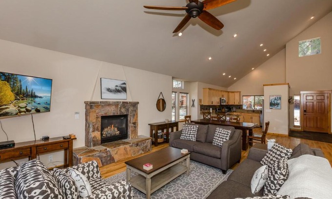 Truckee Casa | Cedar Crest at Winter Creek by Tahoe Getaways - 3BR, Walk to Ice Skating, Near Downtown and Northstar with Private Hot Tub!