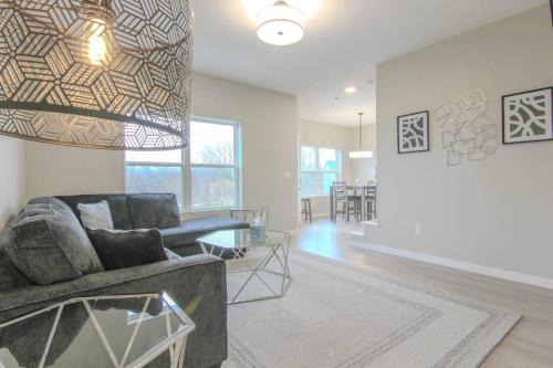 Cedar Falls Apartamento | Cedar Falls Townhome - New Construction - 3 KINGS!
