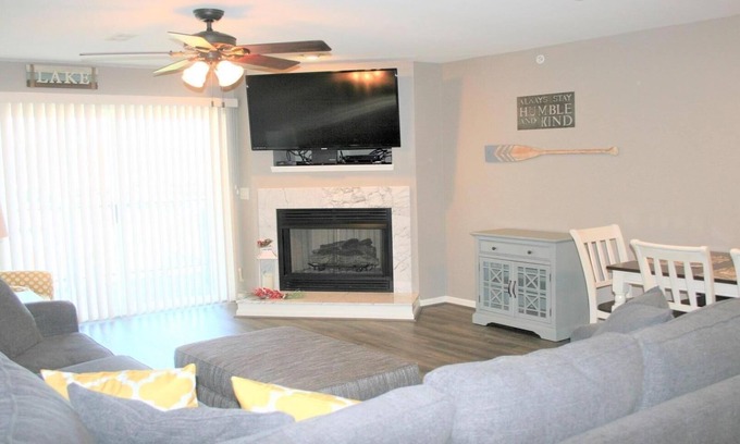 Camdenton Condominio | Hermoso condominio, recientemente remodelado, sin pasos