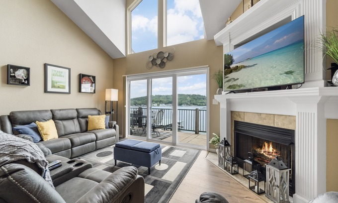 Camdenton Condominio | Cedar Heights - Spacious 5 Bdrm Lakeview Condo
