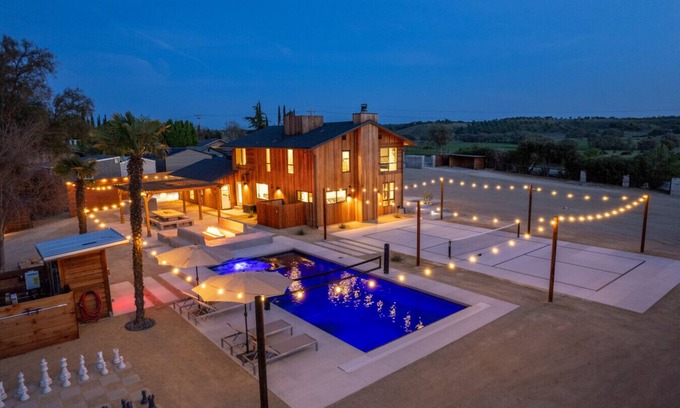 Paso Robles Casa | Cedar House | Pickleball, Saltwater Pool, Sauna