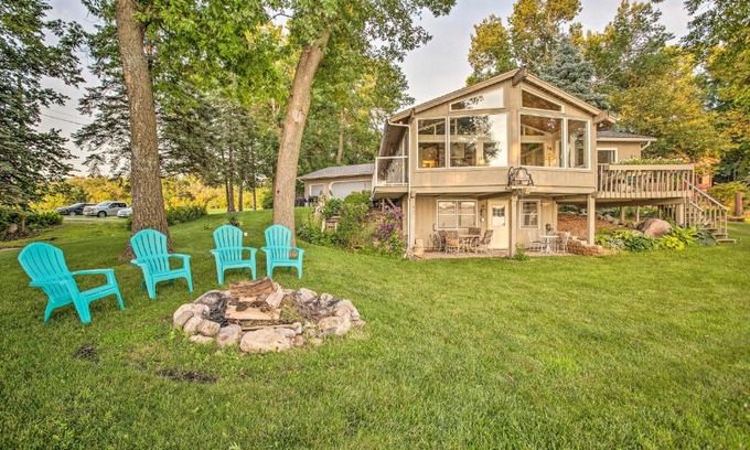 New Prague Apartamento | Cedar Lake Retreat with Boathouse and Dock!