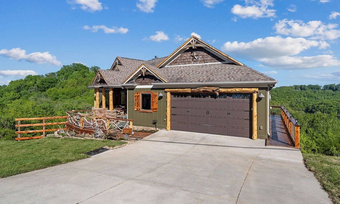 Smithville Cabina | Cedar Lakeview Cowhide Cabin Hot Tub