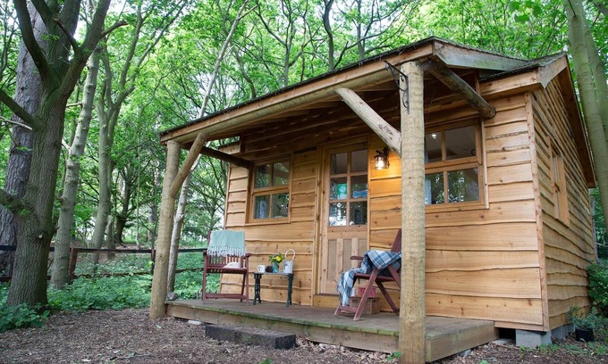 Bury St Edmunds Cabina | Cosy Countryside Cedar Lodge with Outdoor Seating and BBQ. Pet Friendly!