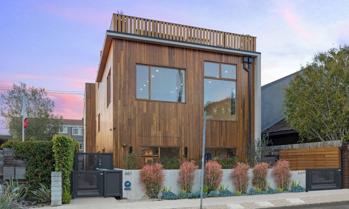 Venice Casa | Cedar Loft Villa - 3BR with Rooftop Views and Luxe Amenities