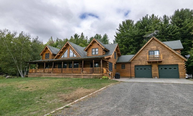 Wilmington Casa | Cedar Log Home se encuentra en 41. 87 acres privados con vistas a la montaña y al prado