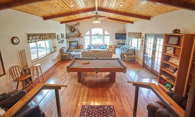 Oakhurst Casa | Cedar Meadow Escape: casa espaciosa, privada y cómoda ubicada en el hermoso Cedar Valley, a solo minutos de distancia de todo.