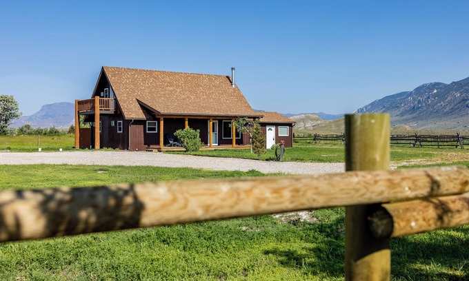 Cody Casa | Cedar Mountain Retreat- mountain modern getaway, newly added hot tub and fire pit!