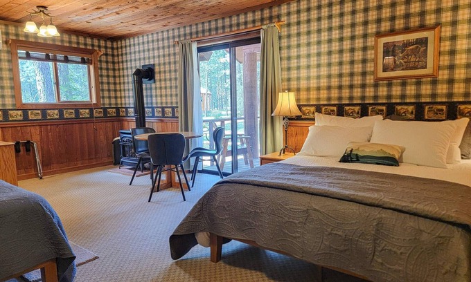 Mazama Casa | Cedar Plus - large room at The Inn At Mazama