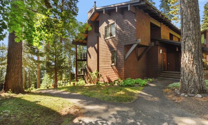 Tahoe Woods Condominio | Cedar Point Condo with Buoy & Pool