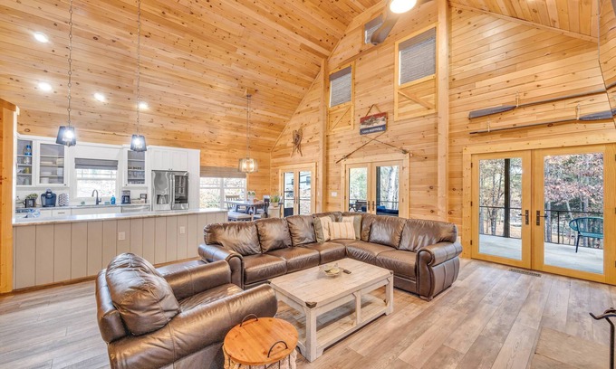 Reed Creek Cabina | Cedar Ridge Lake House w/ Hot Tub & Private Dock!