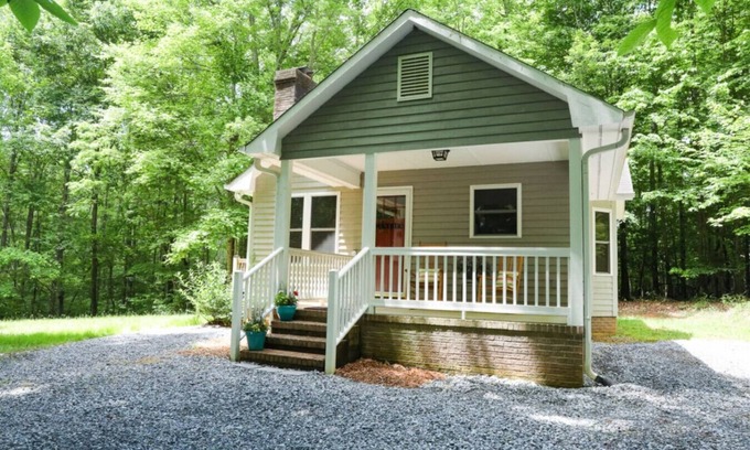 Peters Creek Cabaña | Cedar Run Cottage by BMG