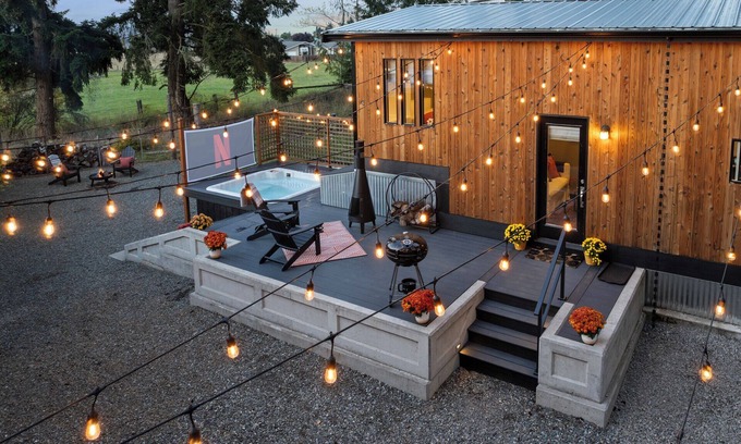 River Road Cabina | Cedar & Sage Hideaway with Hot Tub, Cinema & Fire Pit