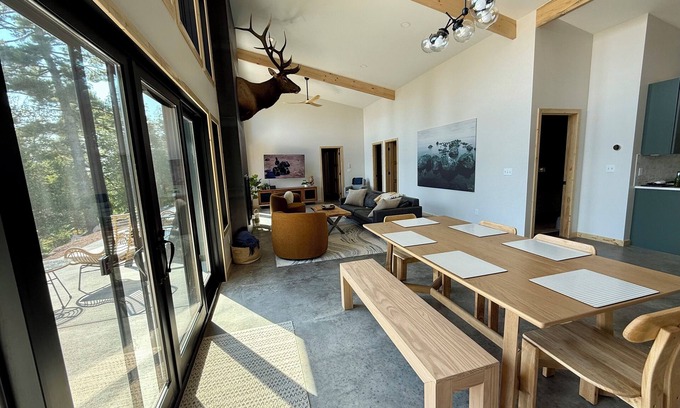 Lutsen Cabina | Cedar Solace Cabin: Lake Superior Views, 7 min to Skiing, Private Forest + Sauna