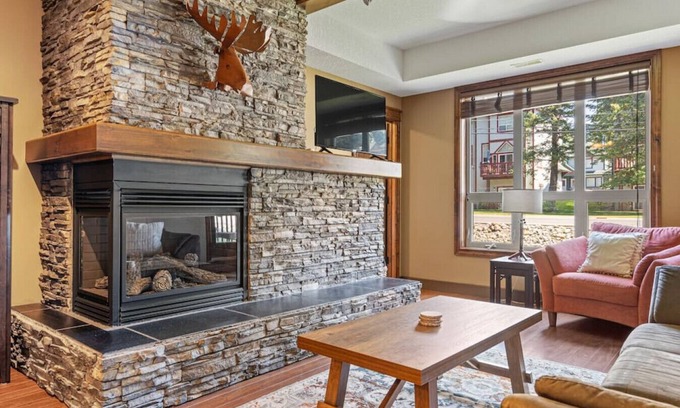 East Kootenay Apartamento | Cedar & Stone | Pool | Hot Tub | Ground LVL | Pets