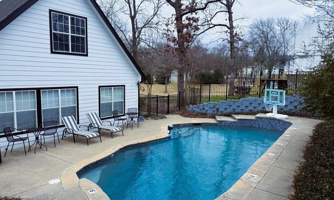 Malakoff Casa | Cedar Sunsets - Lakefront retreat with Private Pool & Gameroom!