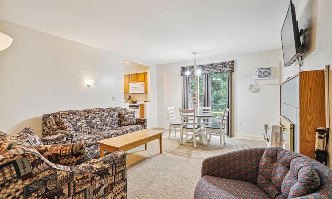West Bridgewater Hotel | Cedarbrook Deluxe Two Bedroom Suite with outdoor heated pool 10708