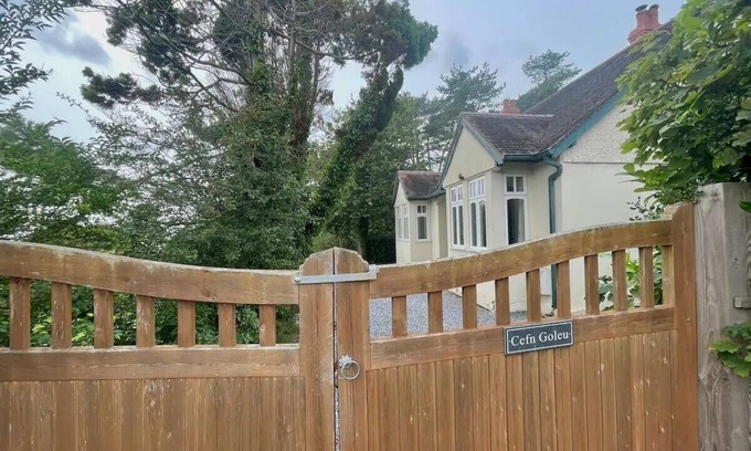 Llanelli Casa | Cefn Goleu | Hidden Coastal Gem| Pass the Keys