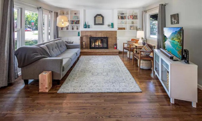 South Boise Village Casa | Celebration Chalet! Quant, cozy, a few blocks from BSU and close to downtown Boise, Fireplace, 4 beds, and seating for 6 Pets Welcome!