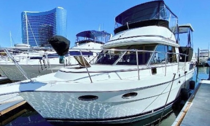 Marina del Rey Alquiler De Eote | Celebrity-owned Private Yacht docked in prestigious Marina Del Rey