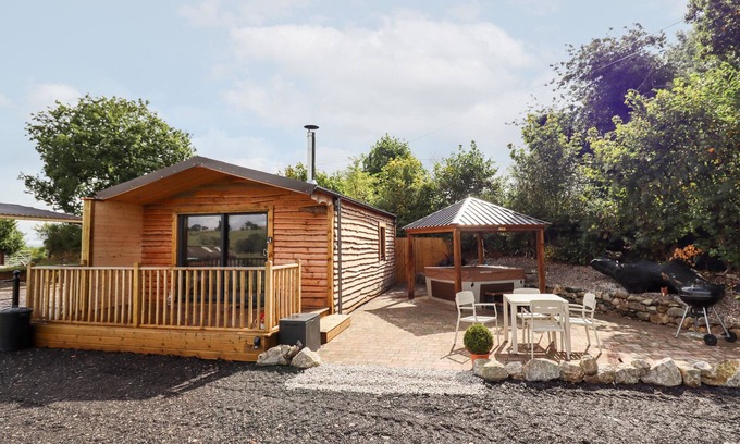 Ruthin Cabaña | CELYN, romantic, character holiday cottage in Cyffylliog