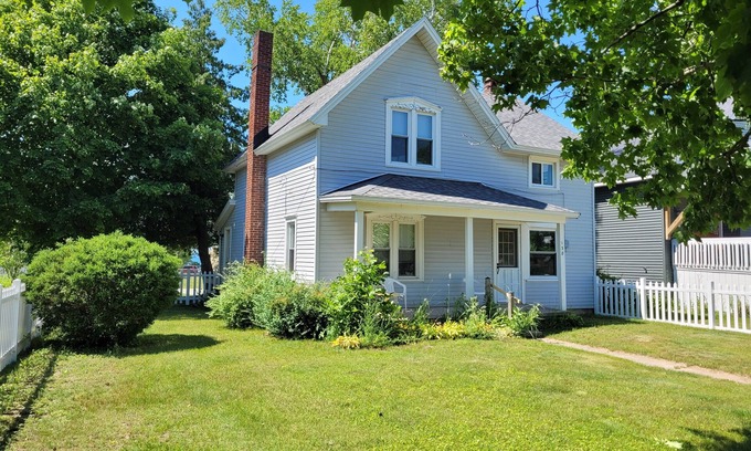 Beulah Casa | Centennial House - Historic Home with Lakeview! Just 2 blocks from Downtown and Beach!