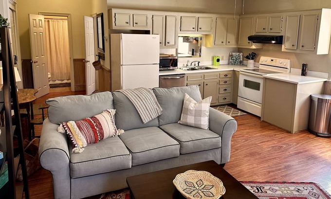 Hartsville Apartamento | Centennial Park Loft - 1 Bed/1Bth - Downtown Hartsville