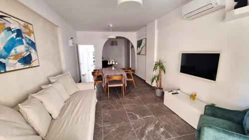 Larnaca City Centre Apartamento | Center 2Br Apt w/parking and 250m walk from beach