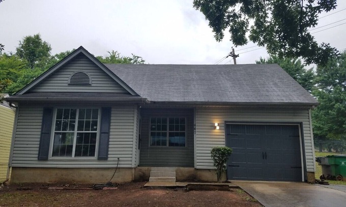 Biddleville Cabaña | Center city Cottage*Parking garage*Walk to uptown