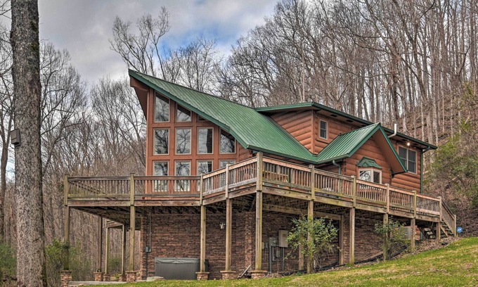 Smithville Cabina | Center Hill Lake Cabin w/ Hot Tub & Deck!