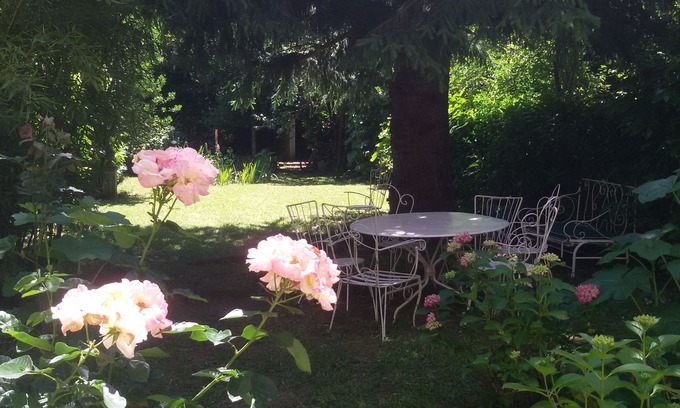 Bagneres-de-Luchon Apartamento | Center of Bagnères de Luchon, gd T2/3 (65m²) of independent character, with garden.