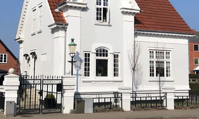 Esbjerg Apartamento | Centro de Esbjerg, con entrada y baño propios.