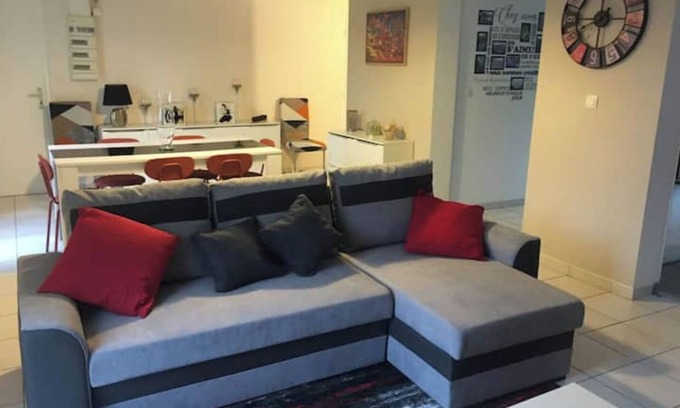 Pierrefonds Apartamento | Center Pierrefonds superb quiet apartment + parking lot