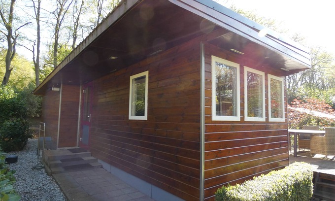 Marum Chalet De Esquí | Centraal gelegen op grens Friesland/Groningen/Drenthe aan het bos gelegen.p-slk