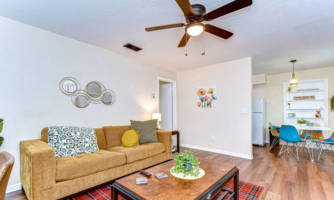 Pinellas Park Apartamento | Central 1/1 w heated pool, pets OK. W/D on site