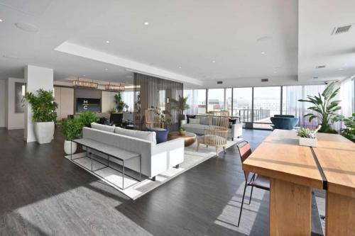 Assembly Square Apartamento | Central 1BR Apartment Assembly Square Pool Gym Parking Sleep 5
