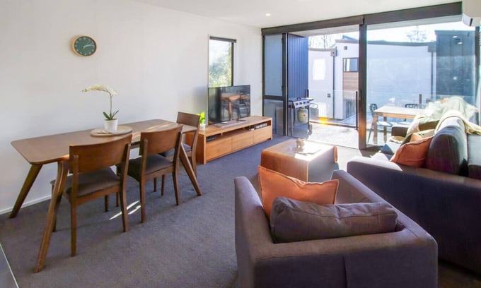 Christchurch City Centre Casa | Central 1BR with Car Park Lift Access and Extra Bed