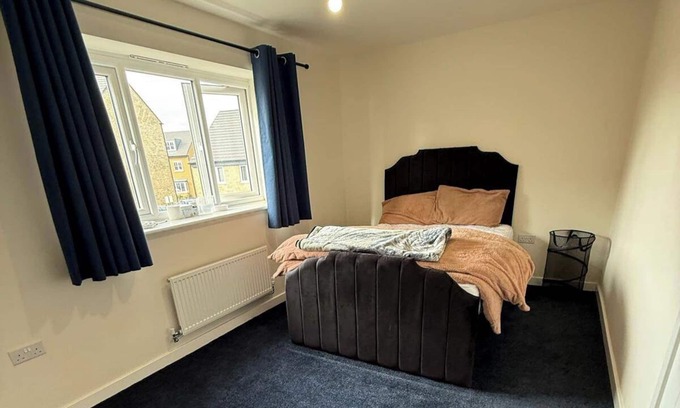 Honley Casa | Central 2 Bed Home - Parking, Ev point, Garden