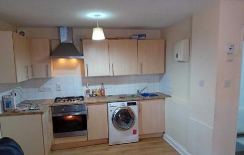 Newham Apartamento | Central 2-Bed House - Sleeps 3 & Garden