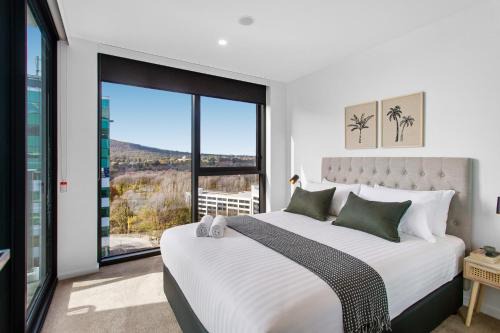 City East Apartamento | Central 2-Bed with Gym, BBQ & Stunning Views