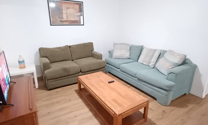 Albuquerque Apartamento | Central 2 br apt with AC close to UNM/Airport/I-25/CNM/Hospital/Stadium/Netflix
