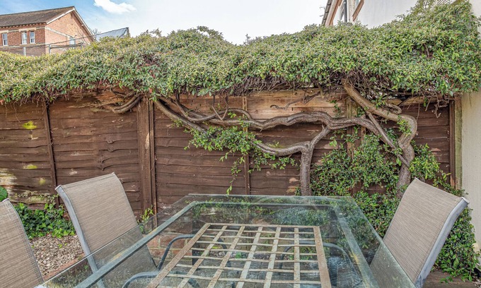 Cheltenham Casa | Central 2BD with Garden and Free Parking